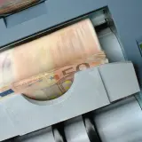 Maszyna liczy banknoty euro. Może to być pomocne przy rozliczaniu niemieckiego PIT, gdy trzeba udokumentować dochody.