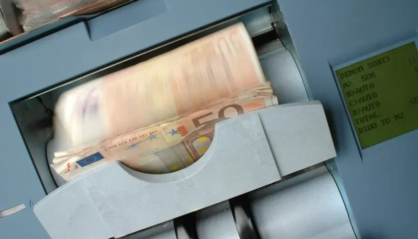 Maszyna liczy banknoty euro. Może to być pomocne przy rozliczaniu niemieckiego PIT, gdy trzeba udokumentować dochody.